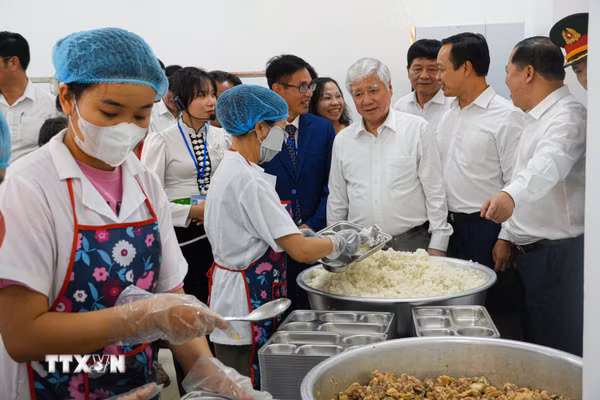 Phó Chủ tịch Thường trực Quốc hội Đỗ Văn Chiến thăm trường nội trú tại Điện Biên