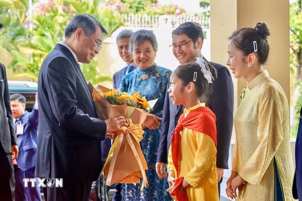 Thủ tướng Lê Minh Hưng gặp gỡ cộng đồng người Việt Nam tại Campuchia