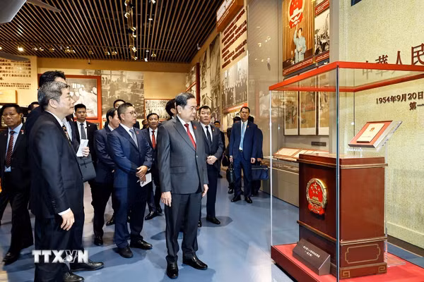 Chủ tịch Quốc hội tham quan Bảo tàng Lịch sử Đảng Cộng sản Trung Quốc