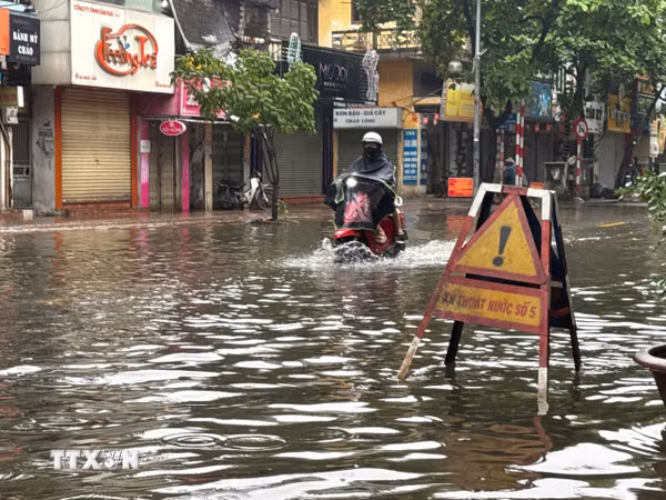 Hà Nội phân luồng giao thông, cấm phương tiện qua hai điểm ngập sâu