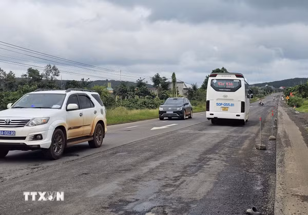 Đường Hồ Chí Minh qua tỉnh Lâm Đồng thi công dang dở, tiềm ẩn nguy cơ tai nạn