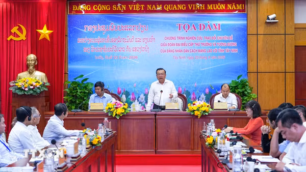 Chia sẻ kinh nghiệm xây dựng hệ thống chính trị với Đoàn cán bộ Lào
