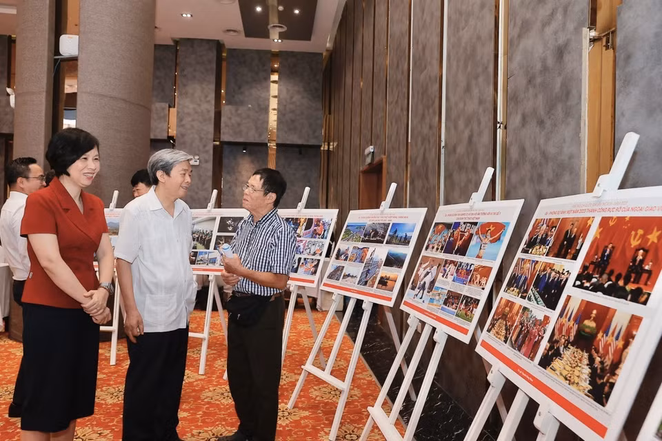 Thành viên Hội đồng chung khảo thảo luận về các tác phẩm ảnh. (Ảnh: Minh Quyết/ TTXVN)