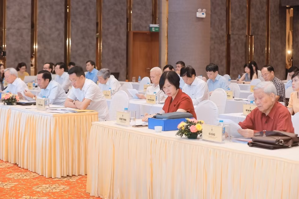 Thành viên Hội đồng chung khảo Giải Báo chí Quốc gia lần thứ 18 năm 2023 tham dự. (Ảnh: Minh Quyết/TTXVN)