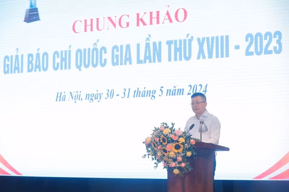 Ông Lê Quốc Minh, Chủ tịch Hội Nhà báo Việt Nam, Chủ tịch Hội đồng chung khảo, Tổng Biên tập báo Nhân dân phát biểu khai mạc. (Ảnh: Minh Quyết/TTXVN)