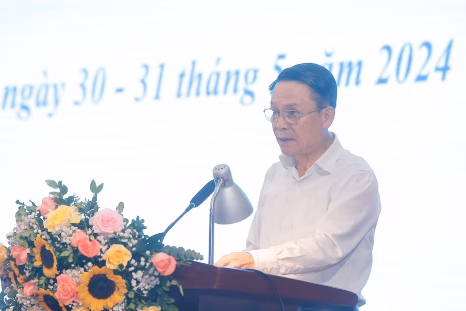 Phó Chủ tịch thường trực Hội Nhà báo Việt Nam Nguyễn Đức Lợi, Chủ tịch Hội đồng sơ khảo Giải Báo chí Quốc gia lần thứ 18 năm 2023 báo cáo kết quả chấm sơ khảo. (Ảnh: Minh Quyết/TTXVN)