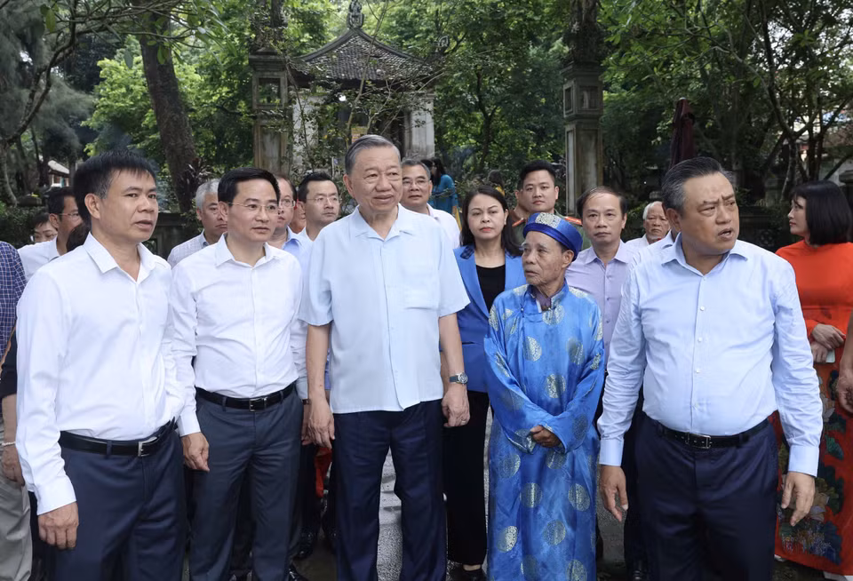 Chủ tịch nước Tô Lâm tham quan Lăng Đức Vua Ngô Quyền tại thôn Cam Lâm. (Ảnh: Nhan Sáng/TTXVN)
