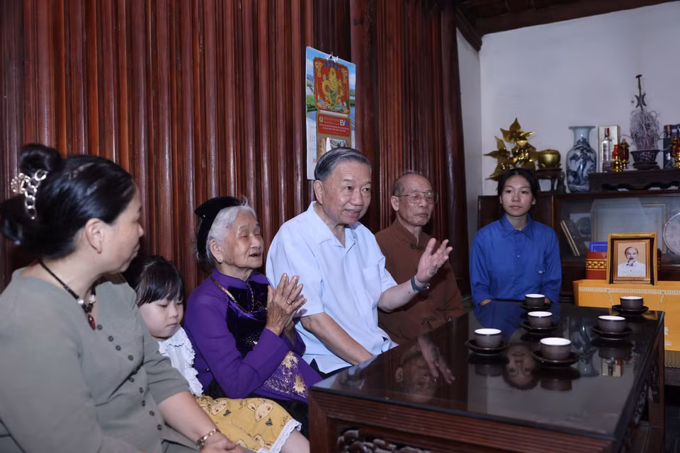 Chủ tịch nước Tô Lâm thăm gia đình ông Giang Vĩnh Phúc (4 thế hệ) tại thôn Mông Phụ, làng cổ Đường Lâm. (Ảnh: Nhan Sáng/TTXVN)