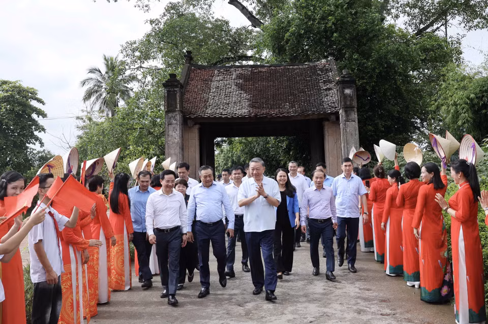 Chủ tịch nước Tô Lâm thăm làng cổ Đường Lâm. (Ảnh: Nhan Sáng/TTXVN)