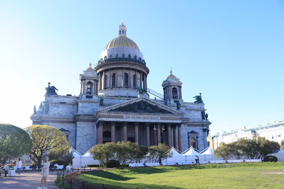 Nhà thờ Chính tòa Thánh Issac tại thành phố Saint Petersburg của nước Nga gây ấn tượng bởi vẻ đẹp hùng vĩ và tráng lệ. Từ xa nhìn lại, nhà thờ này sừng sững với những cột đá malachite nguyên khối và mái vòm được mạ vàng khổng lồ. Đây là một trong những công trình kiến ​​trúc có mái vòm cao nhất thế giới. (Ảnh: Hùng Võ/Vietnam+)