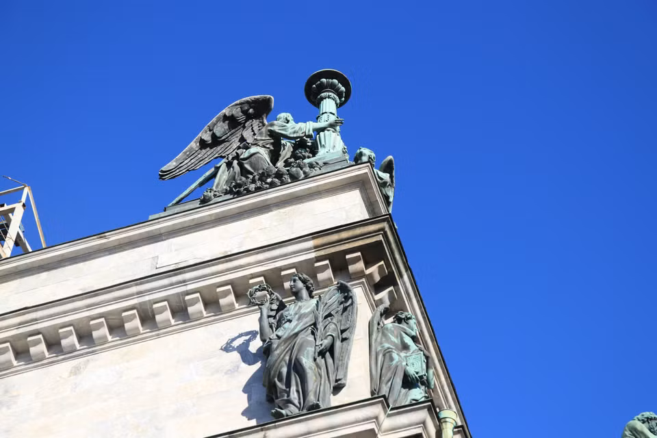 Nhà thờ Chính tòa Thánh Isaac xây dựng trong khoảng 40 năm và có chiều dài 111 mét, rộng 97 mét và cao 101,50 mét. (Ảnh: Hùng Võ/Vietnam+)