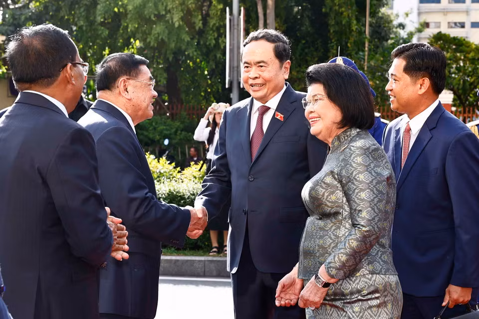 Chủ tịch Quốc hội Samdech Khuon Sudary giới thiệu với Chủ tịch Quốc hội Trần Thanh Mẫn các thành viên Đoàn cấp cao Campuchia. (Ảnh: Doãn Tấn/TTXVN)