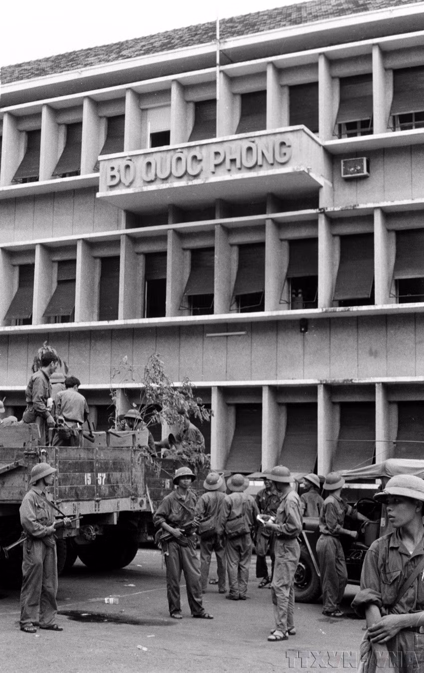 Quân giải phóng đánh chiếm Bộ Quốc Phòng quân ngụy Sài Gòn ngày 30/4/1975. (Ảnh: TTXVN)