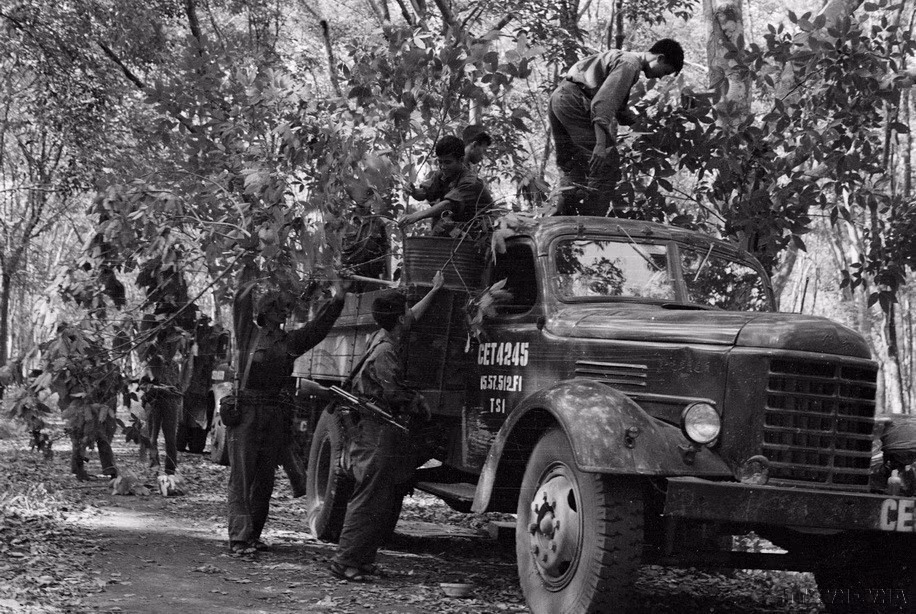 Các chiến sỹ đoàn Khe Sanh ngụy trang xe trước khi tiến công vào Sài Gòn. (Ảnh: Quang Thành/TTXVN)