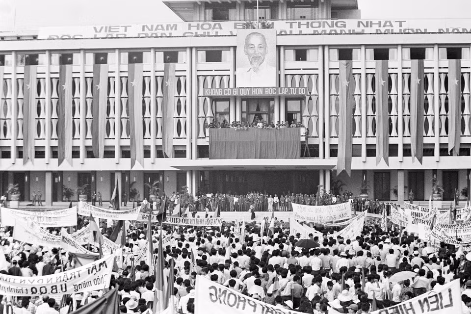 Nhân dân thành phố Sài Gòn míttinh chào mừng Ủy ban Quân quản thành phố ra mắt 7/5/1975. (Ảnh: Lâm Hồng Long/TTXVN)