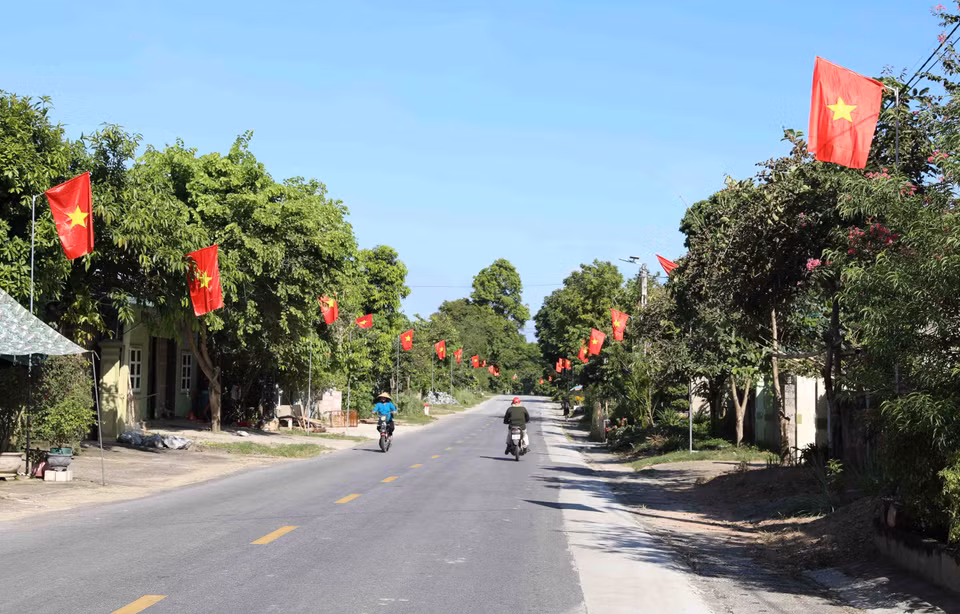 Dọc chiều dài nhiều đoạn tuyến của Quốc lộ 7 lên Cửa khẩu Nậm Cắn (huyện Kỳ Sơn, Nghệ An) được cắm cột, treo cờ Tổ quốc từ nhiều ngày qua. (Ảnh: Xuân Tiến/ TTXVN)