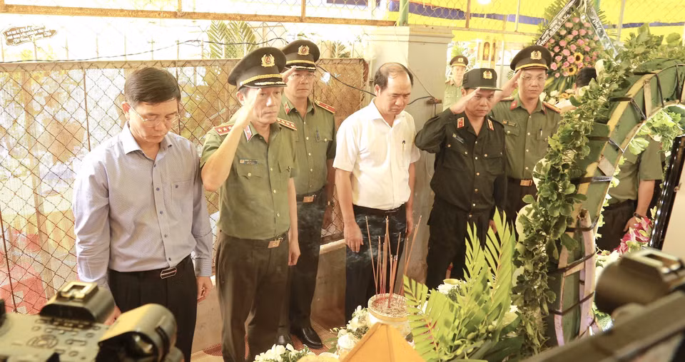 Thứ trưởng Bộ Công an Lương Tam Quang đến thăm hỏi, chia buồn và động viên gia đình các nạn nhân tử vong, bị thương trong vụ tấn công bằng súng tại trụ sở xã Ea Tiêu và xã Ea Ktur, huyện Cư Kuin. (Ảnh: Quang Thái/TTXVN)