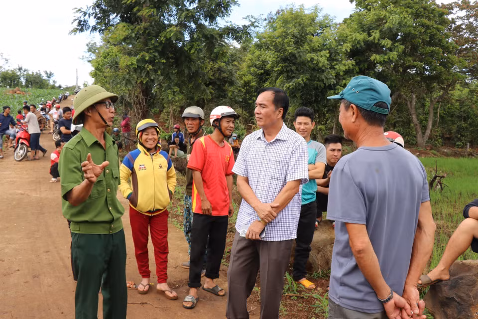 Bí thư Huyện ủy Cư Kuin xuống động viên người dân tại xã Ea Ninh. (Ảnh: Phan Anh Dũng/TTXVN)