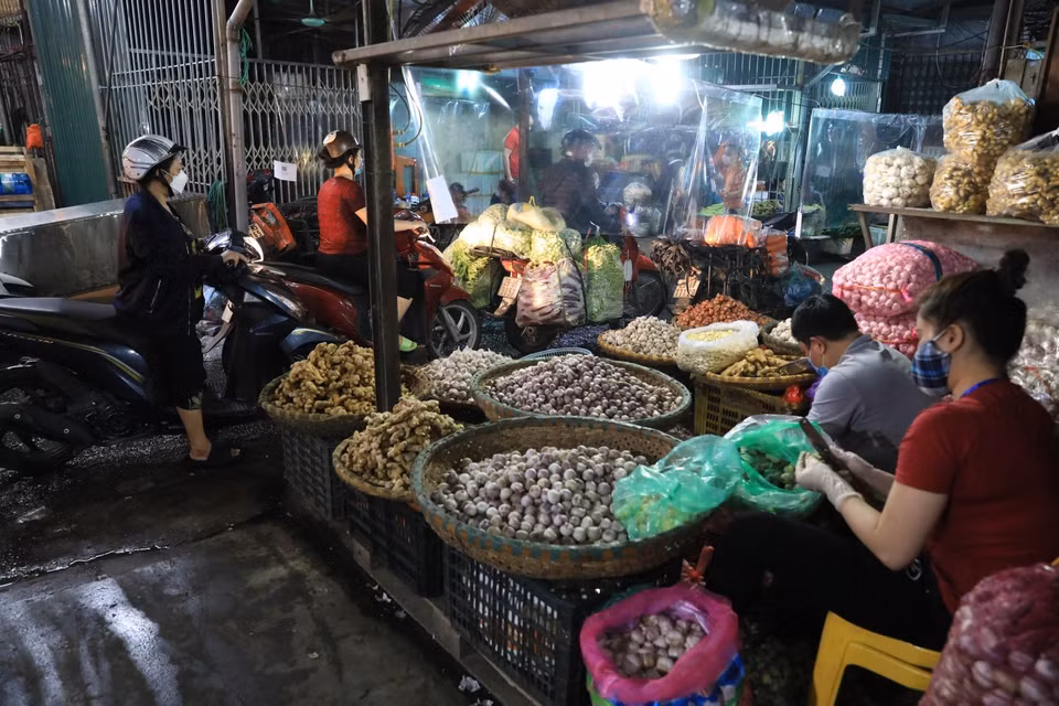 Bắt đầu từ 0 giờ ngày 21/10 chợ Long Biên bắt đầu hoạt động trở lại theo 3 giai đoạn. Trước mắt, khoảng 450 hộ kinh doanh các mặt hàng rau, củ quả, thủy hải sản sẽ được phép hoạt động trước. (Ảnh: Thành Đạt/TTXVN)