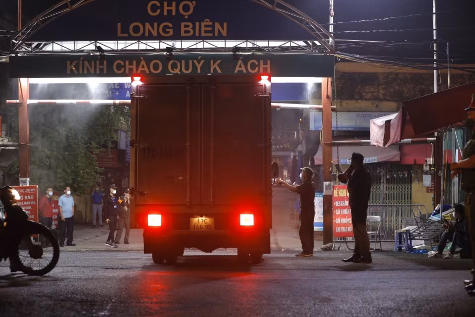 Các phương tiện ra vào chợ Long Biên được kiểm tra nghiêm về công tác phòng chống dịch. (Ảnh: Minh Quyết/TTXVN)