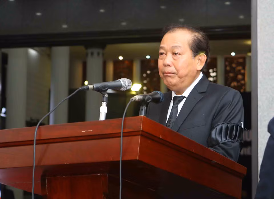 Đồng chí Trương Hoà Bình, Ủy viên Bộ Chính trị, Phó Thủ tướng thường trực Chính phủ đọc Tiểu sử Chủ tịch Chủ tịch nước Trần Đại Quang và danh sách Ban Lễ tang. (Ảnh:TTXVN)
