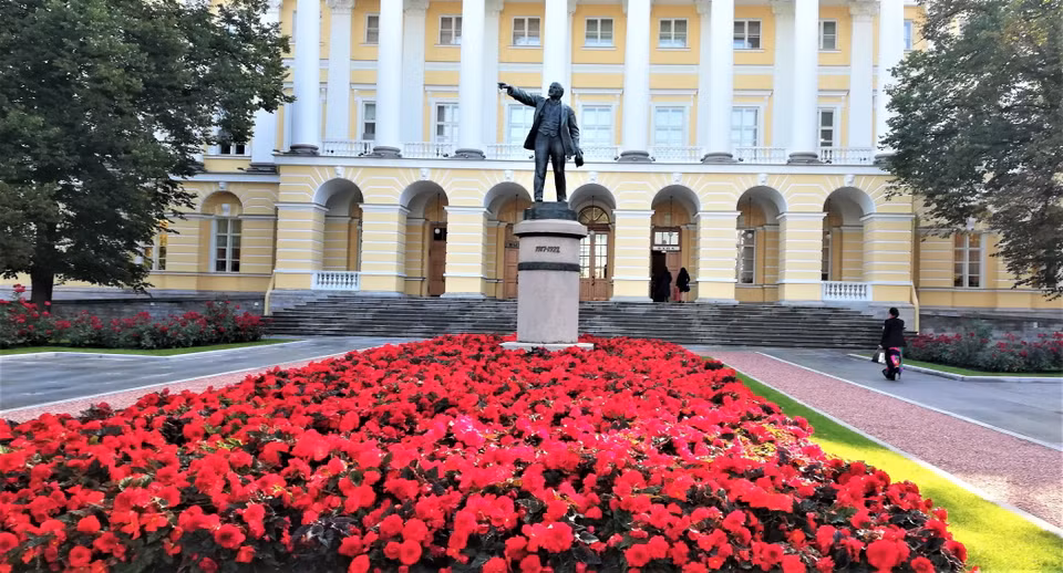 Tượng V. I. Lenin trong khuôn viên Điện Smolnyi. (Ảnh: Duy Trinh/TTXVN)