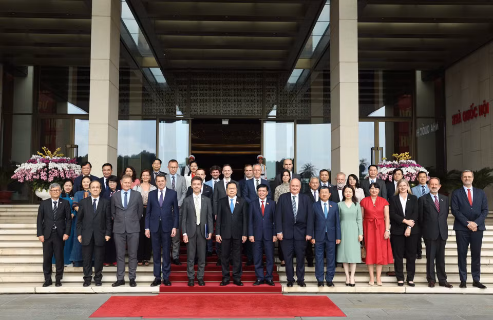 Chủ tịch Quốc hội Trần Thanh Mẫn với Đại sứ Liên minh châu Âu (EU) và các Đại sứ, Đại biện các nước thành viên EU tại Việt Nam. (Ảnh: Thống Nhất/TTXVN)