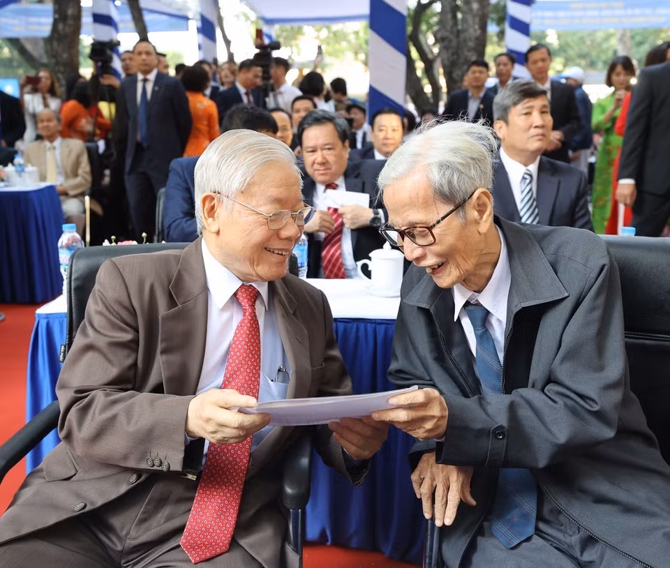 Giáo sư, Tiến sỹ Nguyễn Phú Trọng, Tổng Bí thư, Chủ tịch nước, cựu học sinh trường THPT Nguyễn Gia Thiều cùng nhà giáo Lê Đức Giảng (nguyên Bí thư Chi bộ, giáo viên chủ nhiệm lớp 10B - Trường Nguyễn Gia Thiều gần 60 năm về trước) xem lại những bức ảnh, cùng ôn lại kỷ niệm những năm tháng học tập dưới mái trường Nguyễn Gia Thiều tại Lễ kỷ niệm 70 năm thành lập Trường Trung học phổ thông Nguyễn Gia Thiều (1950-2020). (Ảnh: Trí Dũng/TTXVN)