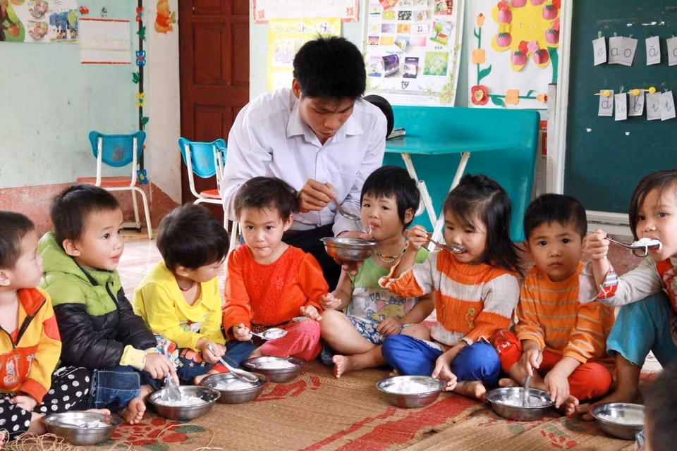 Thầy giáo ở điểm trường Đồng Măng ở xã vùng cao Trung Sơn, huyện Yên Lập, tỉnh Phú Thọ không chỉ dạy chữ mà còn chăm lo cho trẻ như người mẹ hiền. (Ảnh: TTXVN)
