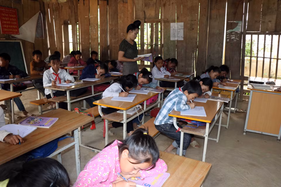 Giờ học của cô và trò trong phòng học tạm bằng gỗ tại một điểm trường của trường Phổ thông Dân tộc bán trú Tiểu học xã Mường Lạn, huyện Sốp Cộp (Sơn La). (Ảnh: Hữu Quyết/TTXVN)