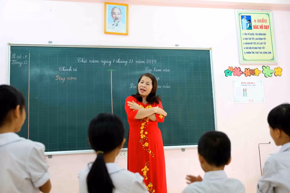 Cô giáo Đinh Thị Thủy, giáo viên trường Tiểu học Yên Bài B (xã Yên Bài, huyện Ba Vì, TP Hà Nội) đã có 14 năm giảng dạy tại một lớp học đặc biệt của Trung tâm Giáo dục Lao động Xã hội số 2 - lớp học dành cho trẻ mồ côi bị bỏ rơi đang mang trong mình virus của căn bệnh thế kỷ HIV/AIDS. Không chỉ truyền thụ cho con trẻ những kiến thức, cô giáo Thủy còn dạy các em hát múa để tạo không khí vui tươi, giúp các em vượt qua mặc cảm bản thân, thêm tin yêu vào cuộc sống (2019). (Ảnh: Thanh Tùng/TTXVN)