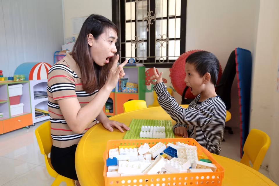 Cô trò trường Phục hồi chức năng và Dạy nghề cho người khuyết tật Tiên Lữ (Hưng Yên) trong giờ can thiệp sớm. (Ảnh: Anh Tuấn/TTXVN)