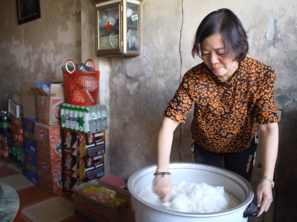 Thấu hiểu được sự khó khăn của những học sinh nghèo phải đi học xa nhà, 6 năm qua cô giáo Nguyễn Thị Hạnh Nguyên, giáo viên Trường Tiểu học xã Thạch Bình, huyện miền núi Nho Quan, tỉnh Ninh Bình đã bỏ kinh phí để nấu ăn phục vụ cơm trưa miễn phí cho hàng chục em học sinh. (Ảnh: Hải Yến/TTXVN)
