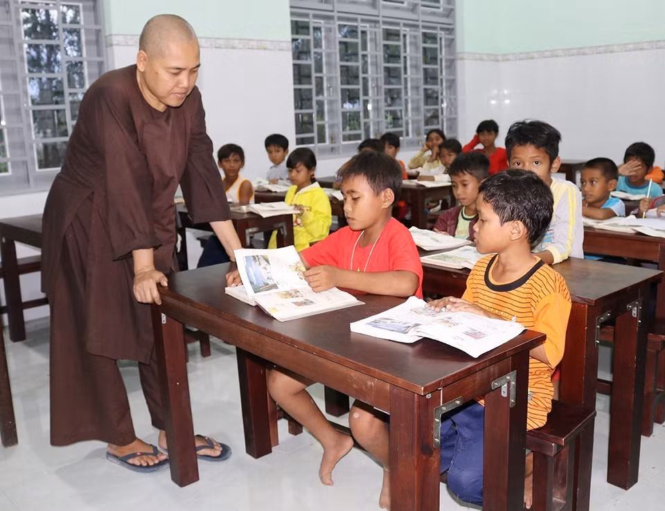 17 năm qua, lớp học tình thương do sư cô Thích Nữ Đức Thịnh, trụ trì chùa Long Cát (xã Công Hải, huyện Thuận Bắc, tỉnh Ninh Thuận) mở ra đã giúp hàng trăm học sinh nghèo đồng bào Raglai ở địa phương học chữ, củng cố kiến thức. (Ảnh: Nguyễn Thành/TTXVN)