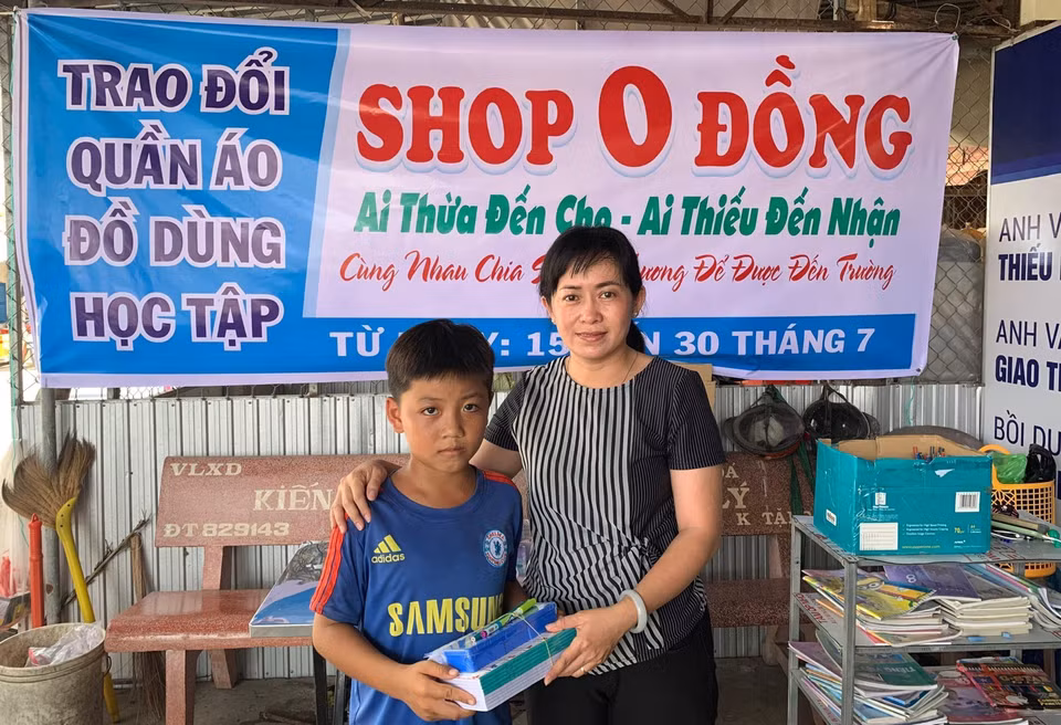 Cô Lê Thị Anh Đào, giáo viên dạy môn tiếng Anh, Trường THCS thị trấn Vĩnh Thuận, huyện Vĩnh Thuận (Kiên Giang), tích cực kêu gọi các mạnh thường quân ủng hộ để chuẩn bị các dụng cụ đồ dùng học tập giúp đỡ cho học sinh nghèo, học sinh có hoàn cảnh khó khăn. Trong năm học 2019-2020, từ sự vận động của cô Đào, các mạnh thường quân đã giúp đỡ hỗ trợ gần 300 suất quà, kịp thời giúp đỡ được nhiều học sinh có hoàn cảnh khó khăn để các em tiếp tục đến trường, cố gắng học tập tốt hơn. (Ảnh: Lê Sen/TTXVN)