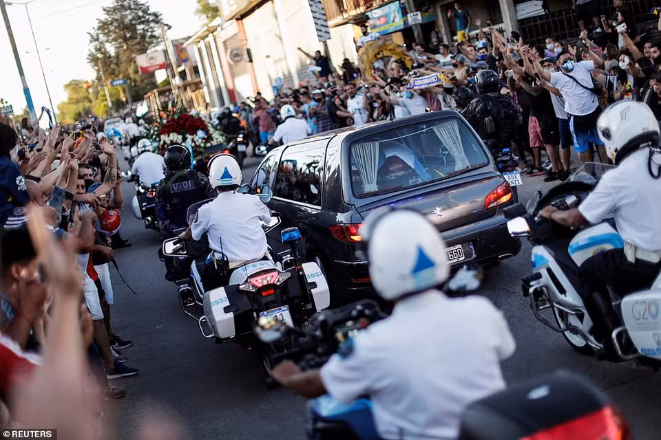 Đoàn xe chở Maradona về nơi an nghỉ cuối cùng. (Nguồn: Reuters)