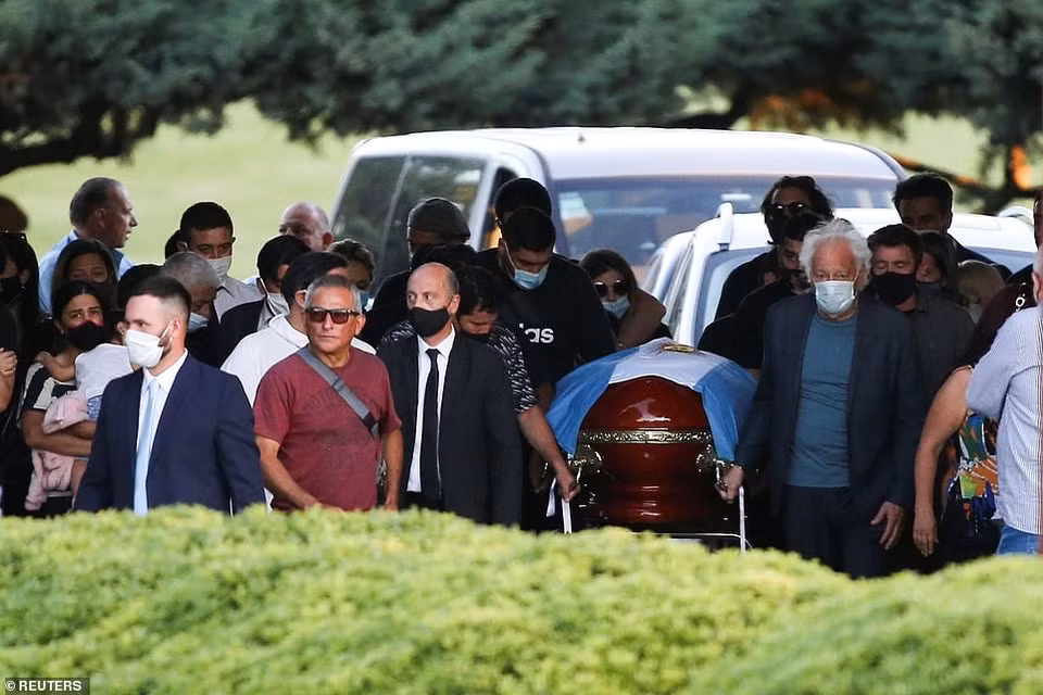 Người thân của Maradona đưa ông về nơi an nghỉ. (Nguồn: Reuters)