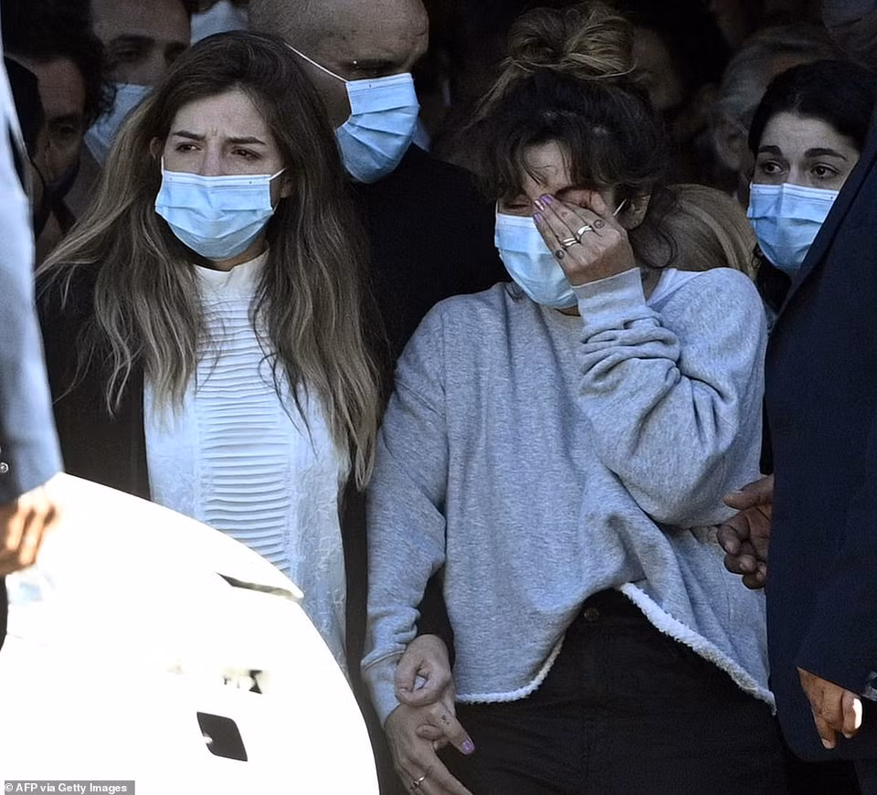 Dalma (trái) và Giannina, hai con gái của Maradona đưa linh cữu của cha mình rời Phủ Tổng thống để về nơi an nghỉ cuối cùng. (Nguồn: Getty Images)