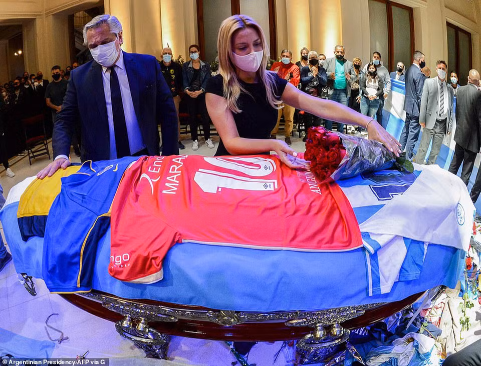 Tổng thống Argentina Alberto Fernandez nói lời vĩnh biệt Diego Maradona. (Nguồn: AFP)
