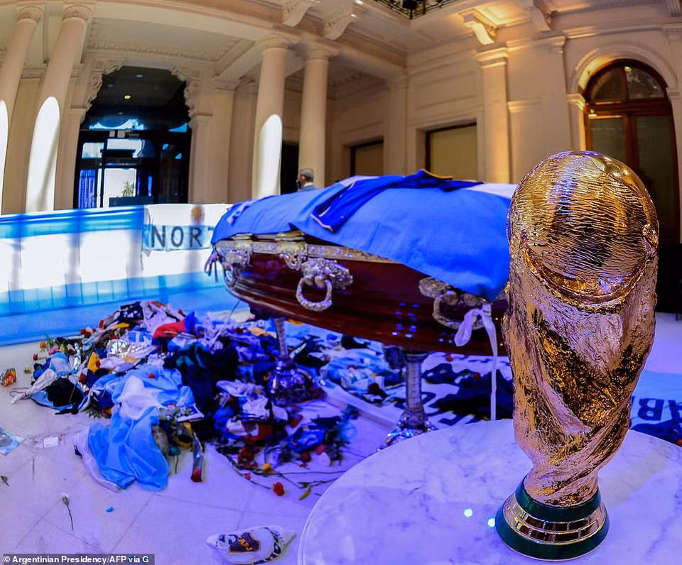 Linh cữu của huyền thoại Diego Maradona được đặt tại hội trường Los Pueblos Originarios trong Phủ Tổng thống. (Nguồn: AFP)