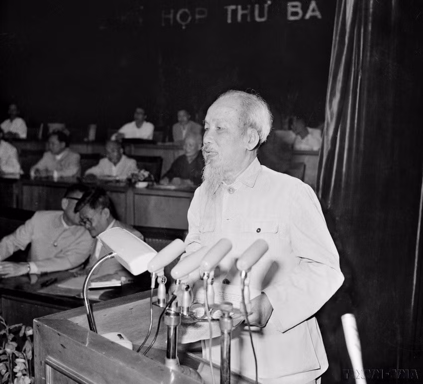 Tại Kỳ họp thứ 3, Quốc hội khóa III, khai mạc ngày 16/4/1965, Chủ tịch Hồ Chí Minh phát biểu kêu gọi đồng bào và chiến sỹ cả nước tiến lên quyết tâm đánh thắng giặc Mỹ xâm lược. (Ảnh: TTXVN)