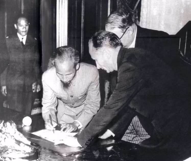 Ngày 14/9/1946, tại Paris, Chủ tịch Hồ Chí Minh đã ký với Pháp bản Tạm ước, tiếp tục nhượng bộ một số quyền lợi kinh tế, văn hóa ở Việt Nam để có thời gian xây dựng và củng cổ lực lượng, tạo thêm thời gian hòa hoãn quý báu cho chính quyền cách mạng non trẻ chuẩn bị lực lượng bước vào cuộc kháng chiến trường kỳ. (Ảnh: TTXVN phát)