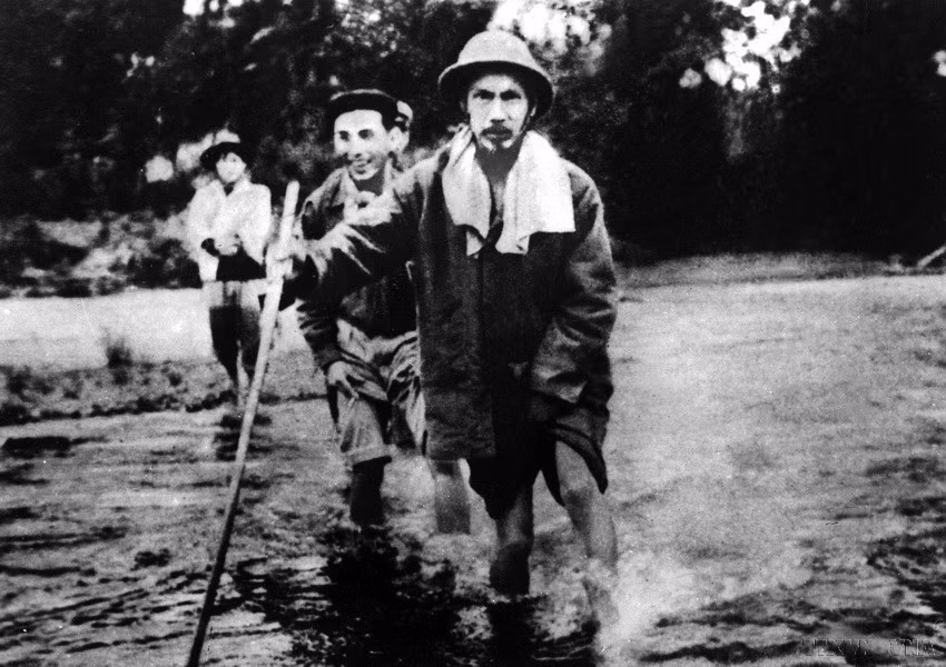 Chủ tịch Hồ Chí Minh trên đường đi Chiến dịch Biên giới năm 1950. (Ảnh: TTXVN)