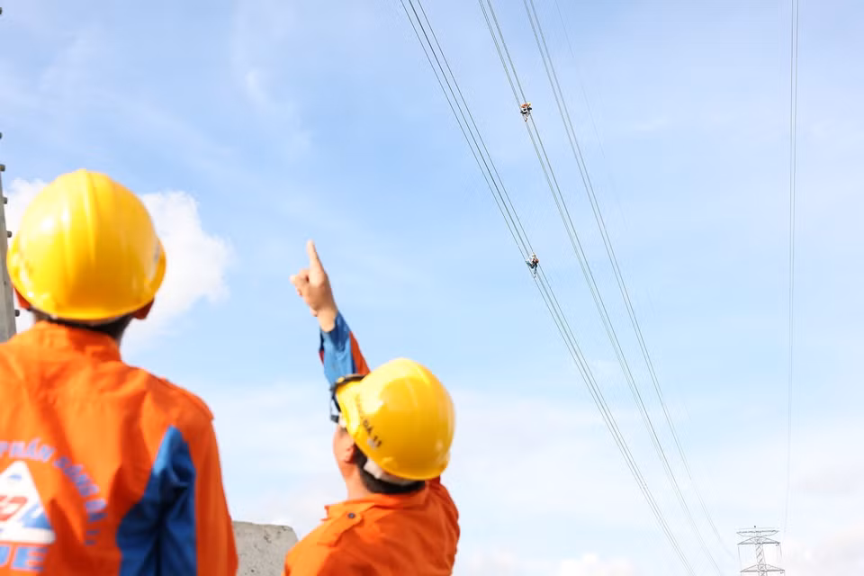 Công trường thi công Dự án cột VT117 (trong cụm bao gồm 7 cột đỡ và 2 cột néo, 08 khoảng cột) thuộc Dự án đường dây Nam Định I – Thanh Hóa. (Ảnh: Dương Giang/TTXVN)
