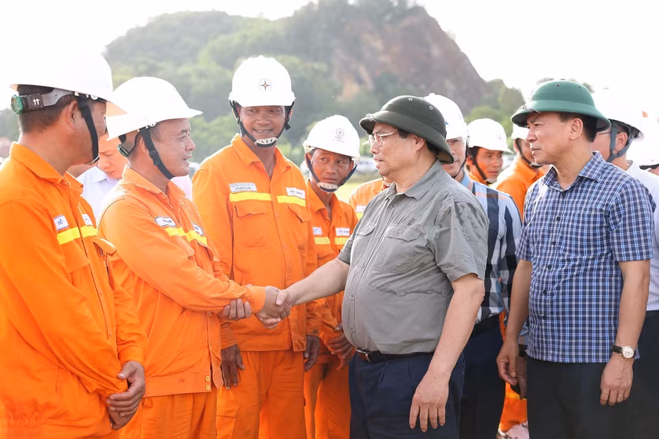 Thủ tướng Phạm Minh Chính thăm, động viên công nhân thi công kéo dây khoảng néo 109-117 thuộc Dự án đường dây 500 kV mạch 3 tại xã Cầu Lộc, huyện Hậu Lộc, tỉnh Thanh Hóa. (Ảnh: Dương Giang/TTXVN)