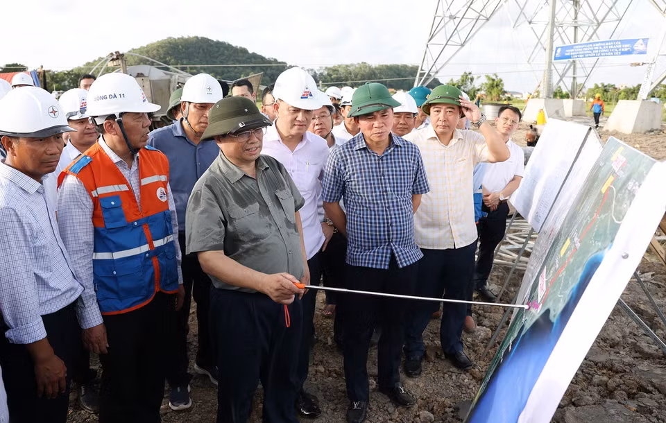 Thủ tướng Phạm Minh Chính kiểm tra tiến độ thi công kéo dây khoảng néo 109-117 thuộc Dự án đường dây 500 kV mạch 3 tại xã Cầu Lộc, huyện Hậu Lộc, tỉnh Thanh Hóa. (Ảnh: Dương Giang/TTXVN)