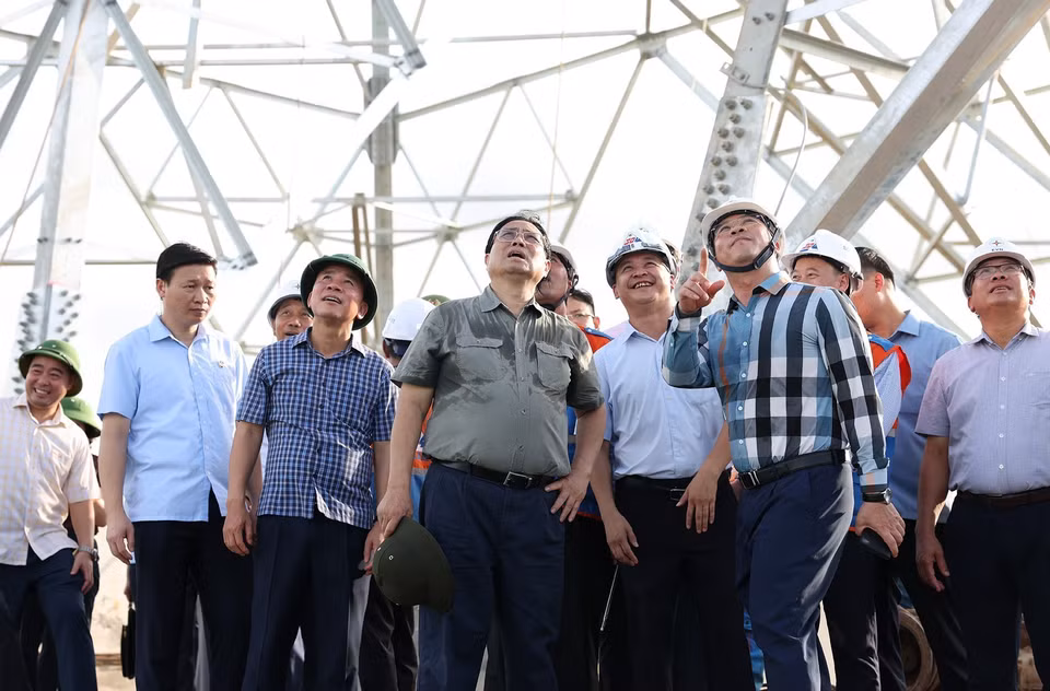 Thủ tướng Phạm Minh Chính kiểm tra công trường thi công kéo dây khoảng néo 109-117 thuộc Dự án đường dây 500 kV mạch 3 tại xã Cầu Lộc, huyện Hậu Lộc, tỉnh Thanh Hóa. (Ảnh: Dương Giang/TTXVN)