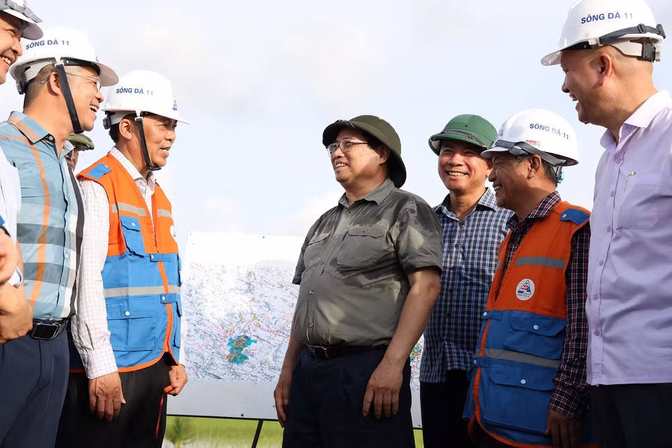 Thủ tướng Phạm Minh Chính kiểm tra công trường thi công kéo dây khoảng néo 109-117 thuộc Dự án đường dây 500 kV mạch 3 tại xã Cầu Lộc, huyện Hậu Lộc, tỉnh Thanh Hóa. (Ảnh: Dương Giang/TTXVN)