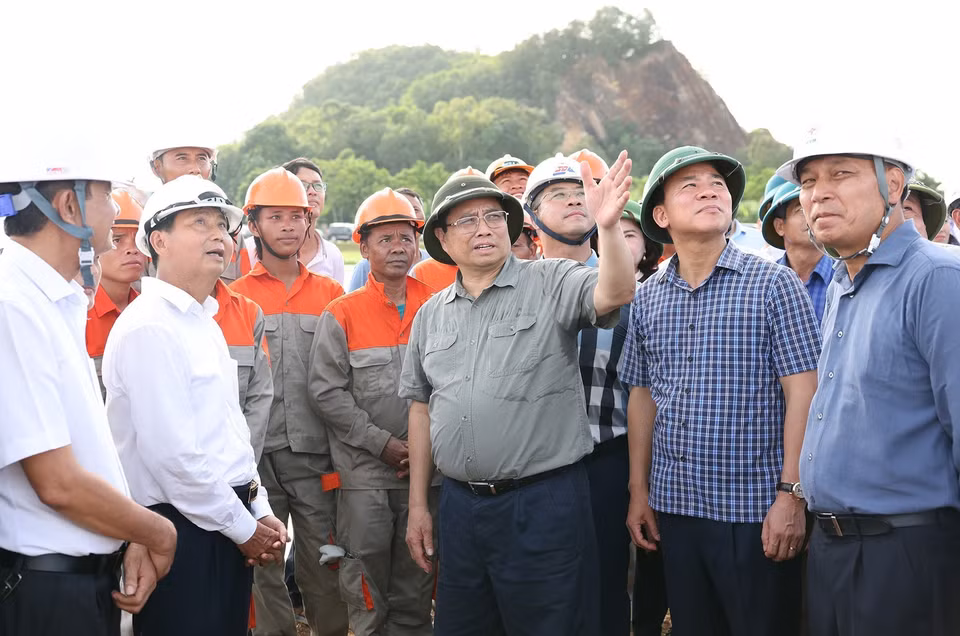 Thủ tướng Phạm Minh Chính thăm, động viên công nhân thi công kéo dây khoảng néo 109-117 thuộc Dự án đường dây 500 kV mạch 3 tại xã Cầu Lộc, huyện Hậu Lộc, tỉnh Thanh Hóa. (Ảnh: Dương Giang/TTXVN)