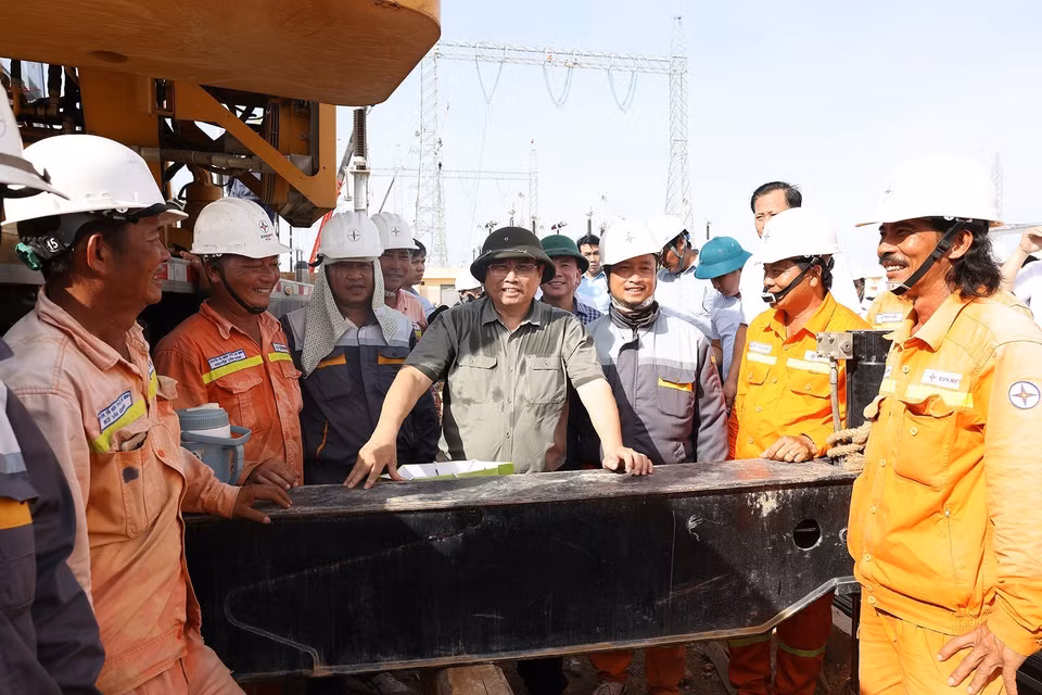 Thủ tướng Phạm Minh Chính động viên công nhân thi công Dự án Trạm biến áp 500 kV Thanh Hóa tại xã Thiệu Phúc, huyện Thiệu Hóa, tỉnh Thanh Hóa. (Ảnh: Dương Giang/TTXVN)